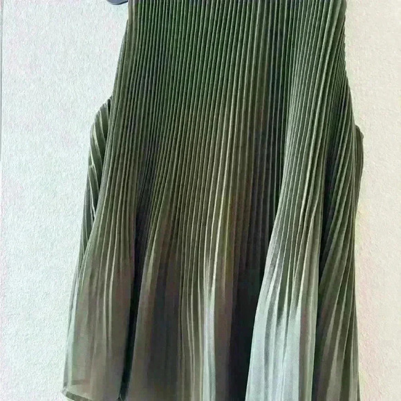 A new day green tank/blouse - Picture 5 of 6